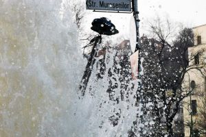 VIDEO Un hidrant din centrul Braşovului s-a transformat în fântână arteziană