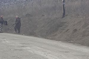 FOTO VIDEO Dosar penal pentru un bărbat filmat cu puşca de vânătoare pe un drum public din Braşov