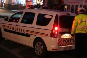 Botoşăneanul care a intrat cu maşina într-o Dacia MCV a Poliţiei, rănind un ofiţer, fără permis şi cu dosar penal