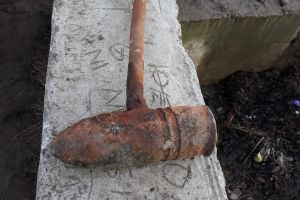 FOTO Descoperire incredibilă la Botoşani! A scos o bombă dintr-o fântână