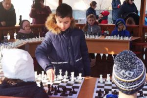 VIDEO – Cum a fost simultanul de şah în prima clasă în natură din Sibiu