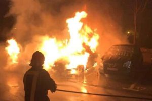 FOTO, VIDEO. Incendiu PUTERNIC la două autoturisme în Alba Iulia, pe strada Arieşului. Intervin pompierii cu 2 autospeciale şi o ambulanţă
