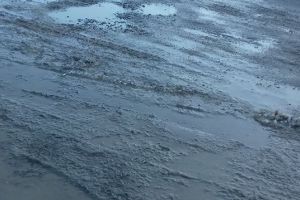 FOTO Le-a ajuns! Locuitorii din Botoşani, revoltaţi de starea străzilor nemodernizate din oraş. Vor să organizeze un Festival al Noroiului