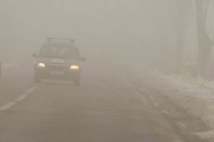 Atenţie la drum! Ceaţă şi depuneri de chiciură în mai multe localităţi din judeţul Braşov