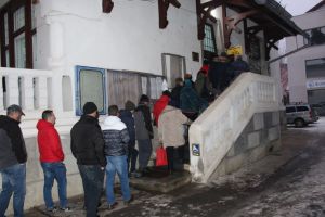 Primul bistriţean care s-a aşezat la coadă să-şi achite dările a plătit şi taxa de salubrizare majorată