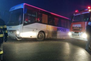 ACCIDENT în VESTUL ȚĂRII: Un autobuz cu ZECI de ELEVI a derapat pe şosea