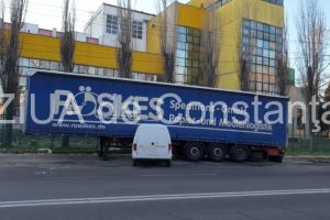 Eveniment rutier: Un automobil a intrat sub o remocra parcata pe pe strada Industriala din municipiul Constanta  (galerie foto)  