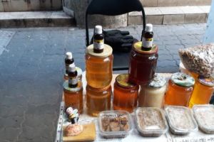 Un arhitect pensionar vinde miere obţinută după tehnologie canadiană