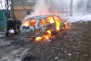 FOTO – Maşină făcută scrum la Nucet. Au intervenit pompierii