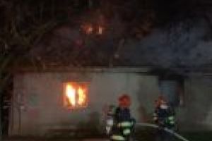 O familie a rămas fără casă, în apropiere de Timişoara, după un incendiu puternic