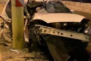 Tânără moartă într-un grav accident. Şoferul a înfipt maşina într-un stâlp de electricitate