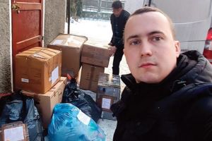 Un preot român din Germania a donat bani şi produse pentru „copiii părintelui Negrea”, ...