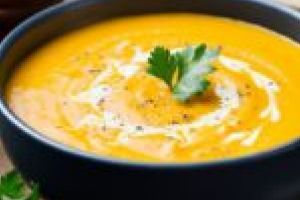 Doi bucătari bănăţeni pregătesc un meniu special pentru bătrânii unui azil din Timişoara