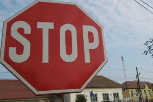Trei tineri răniţi la Ciucsângeorgiu, după ce o şoferiţă a uitat să oprească la ”Stop”