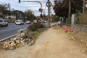 Trotuarele din centru aşteaptă vremea bună pentru reparaţii. SDM cumpără pavaje, dar nu montează