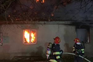 Casă cuprinsă de flăcări din cauza unei improvizaţii, în Moşniţa Veche
