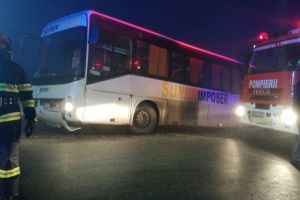 Autobuz cu zeci de copii implicat într-un accident de circulaţie, în Timiş