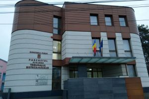 Trei tineri, implicaţi într-o bătaie la Bistriţa. Unul dintre ei a fost înjunghiat. Cazul, preluat de Parchet