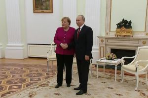 Merkel la Moscova: „A vorbi unul cu celălalt este mai bine decât a vorbi unul despre celălalt”