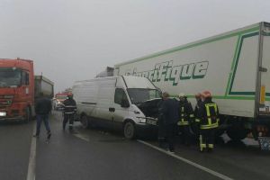 Accident între un microbuz şi două autotrenuri, pe centura Lugojului