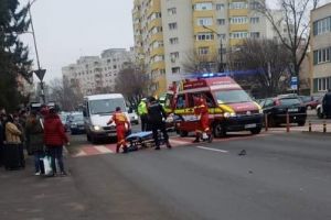 FOTO. Pieton lovit pe trecere, pe B-dul Lucian Blaga. Trafic blocat pe un sens