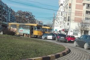 FOTO Accident în sensul giratoriu de la bazar. Un şofer a intrat cu maşina în tramvai