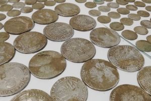 Tezaur descoperit la Săbieşti (Răcari) de către căutătorii de comori. 980 de monede au fost scoase din pământ