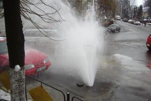 O parte din cartierul Burdujeni, lăsată fără apă rece şi apă caldă, de două avarii la ...