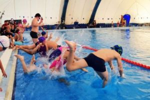 Reîncepe programul de iniţiere în înot