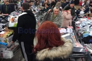 FOTO Isterie la un magazin din Botoşani! Botoşănenii s-au înghesuit să cumpere haine, electrocasnice şi jucării la preţuri de la 1 la 50 lei