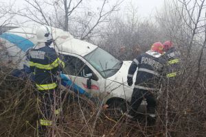 Maşină răsturnată după ce şoferul a pierdut control volanului, în apropiere de Sinersig