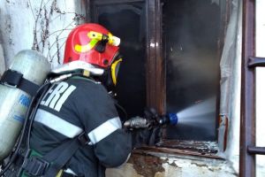 Bunică rănită de flăcări: Un scurtcircuit a provocat un incendiu în casa unei nonagenare din Remetea
