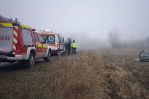 Trei adulţi şi un copil, la un pas de moarte. S-au răsturnat cu maşina în afara şoselei