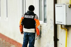 O familie ,,s-a baricadat” într-o locuinţă din Braşov