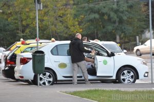 Un taximetrist orădean a rămas fără maşină după ce a dus migranţi în apropierea graniţei