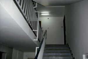 Descoperire macabra la Plopeni. Un barbat a fost gasit decedat pe scara blocului dupa ce a cazut de la etajul 4