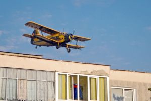 Iar se stropeşte cu avionul împotriva ţânţarilor