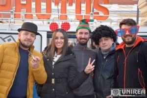 FOTO, VIDEO| Prezentatorii “ROventura”, emisiunea de reportaje de călătorie, vizită în Cetatea Alba Carolina: Întâlnire cu Chef Toma, fotografii la Photobus, plăcinte şi vin, în Parcul sărbătorilor de iarnă