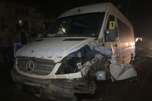 FOTO Accident la Botoşani! Un autoturism a lovit violent un microbuz cu persoane