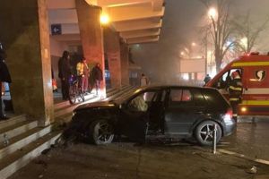 Un şofer beat a lovit un semafor, iar apoi s-a oprit în treptele de la intrarea în Gara de Nord din Timişoara