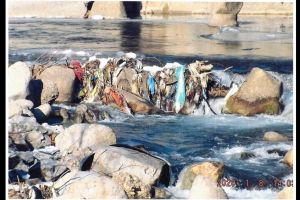 Poluare masivă cu deşeuri municipale a râului Ialomiţa, în zona de nord a judeţului