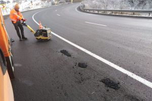 Au apărut gropile pe DN 17. Ce mesaj le transmit drumarii celor care aruncă gunoaie din maşini (FOTO)
