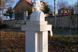 Dervent. Va fi dezvelit monument ridicat, in Parcul manastirii, in memoria poetului Mihai Eminescu  