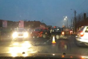 FOTO. Trafic îngreunat pe DN1, în zona Lancrăm din cauza unui accident între două autoturisme, produs cel mai probabil din cauza poleiului