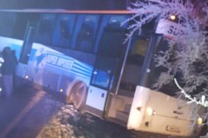 Încă un autobuz în şanţ din cauza poleiului, în zona Bencecul de Sus. Transporta aceeaşi copii!