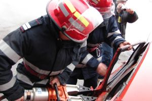 Accident la ieşirea din Codlea. Două persoane încarcerate