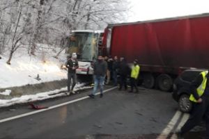 FOTO Accident cu patru victime pe DN7, la Tălmaciu – Traficul este blocat