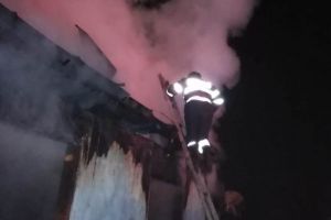 FOTO: Flăcările au făcut prăpăd la Nereju | Un bărbat a fost găsit carbonizat în interior