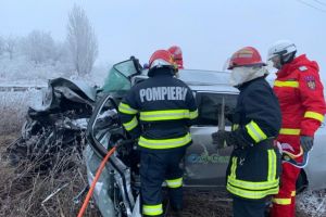 FOTO VIDEO Accident la ieşirea din Codlea. Două persoane încarcerate