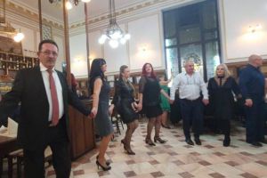 Distracţie cu pahare sparte să alunge ghinionul la Revelionul sârbesc din Timişoara